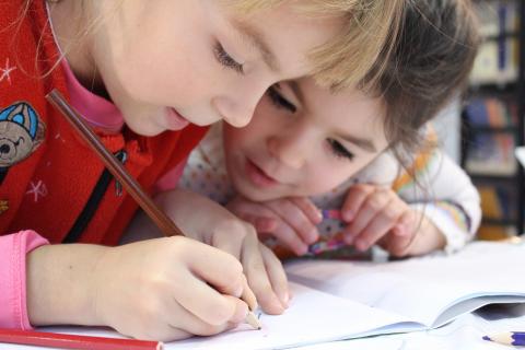 image of students drawing 